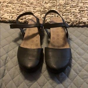 Axxiom size 11 closed toe wedge sandal - black